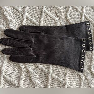 COACH-Chocolate brownLeather Gloves with Grommet Detail
Size 7 1/2